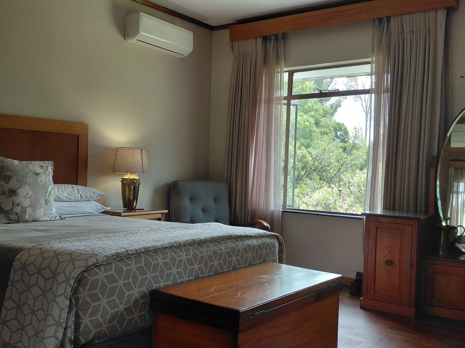 hillside-farm-accommodation-garden-view-03