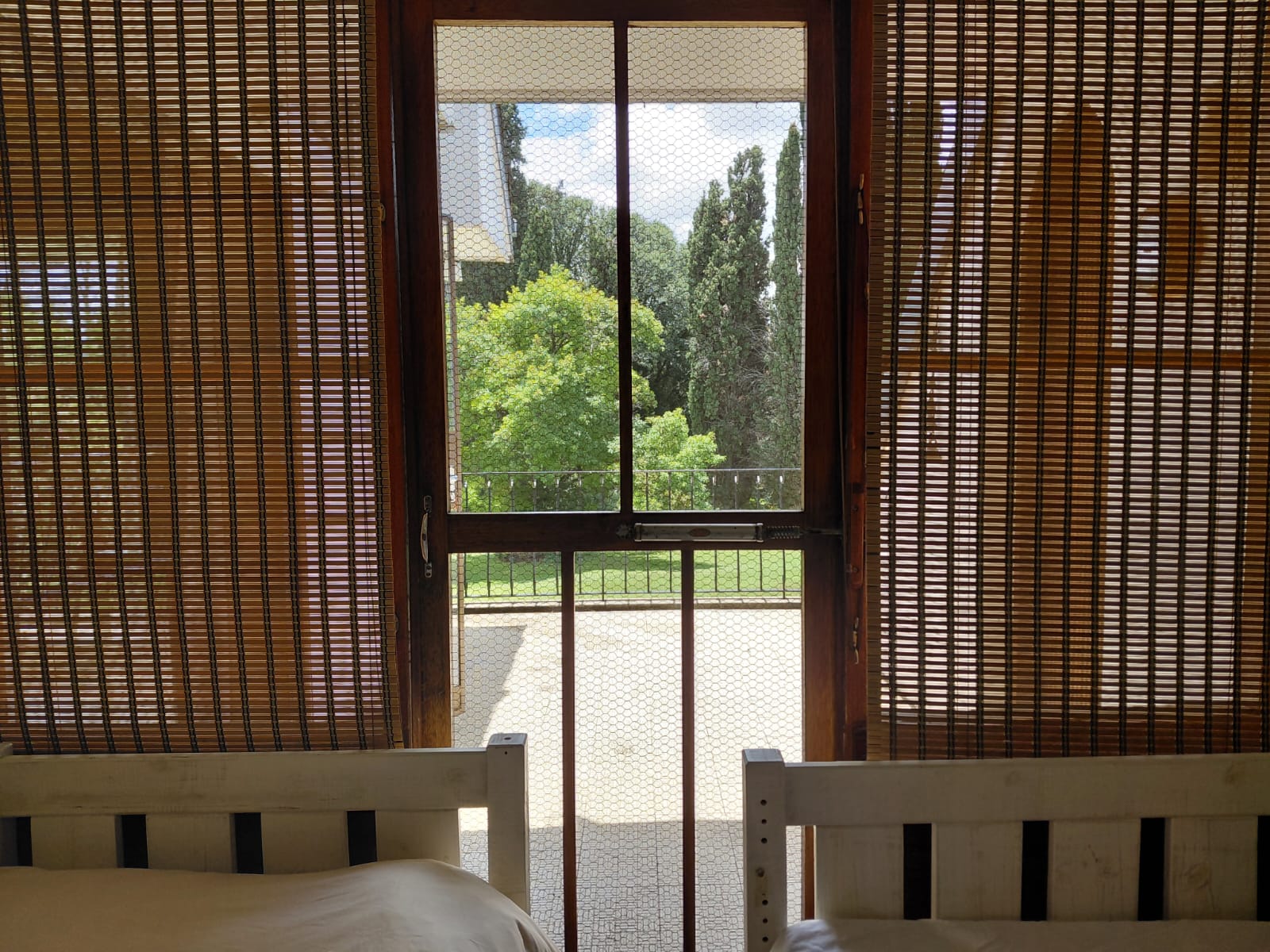 hillside-farm-accommodation-garden-view-08