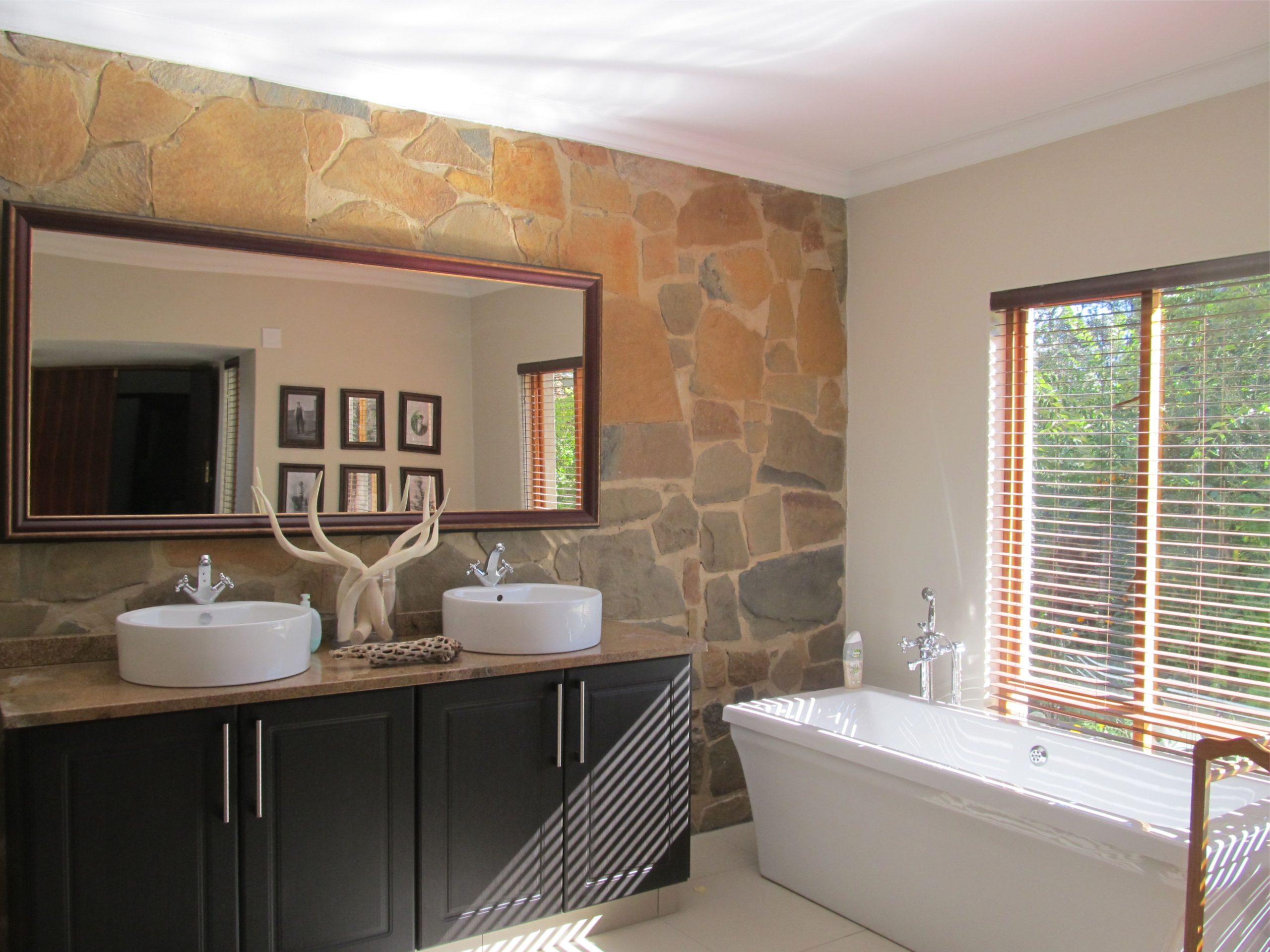 hillside-farm-accommodation-lens-cottage-02