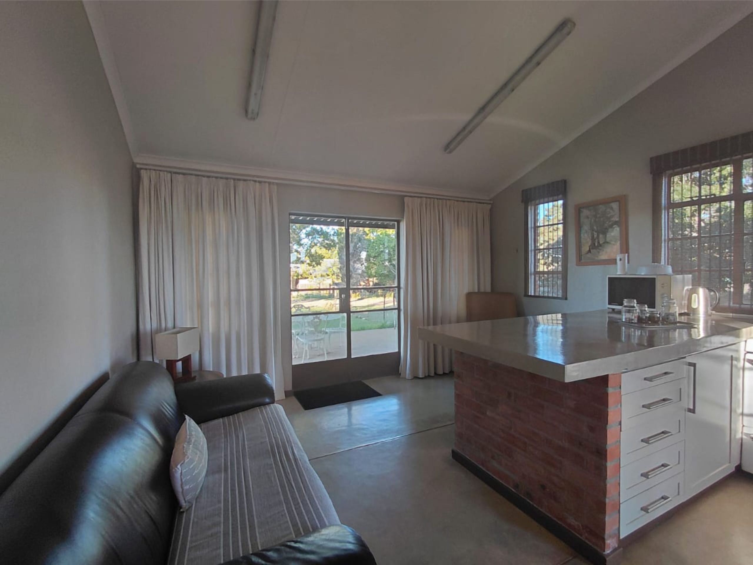 hillside-farm-accommodation-old-school-01