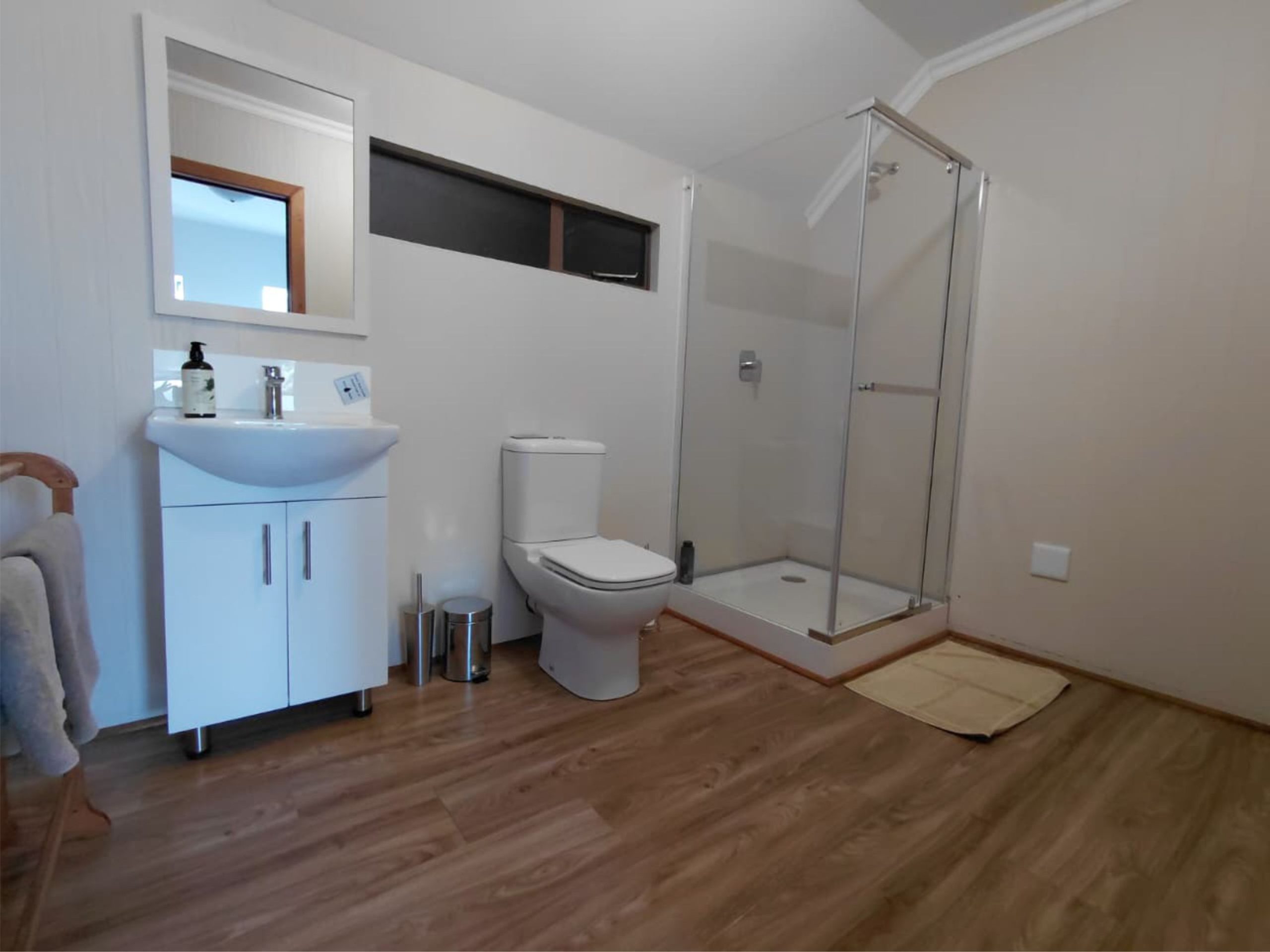 hillside-farm-accommodation-tree-house-03